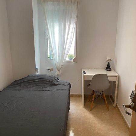 Single Room In My Apartment At The Beach Valência Exterior foto