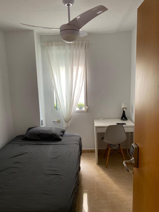 Single Room In My Apartment At The Beach Valência Exterior foto